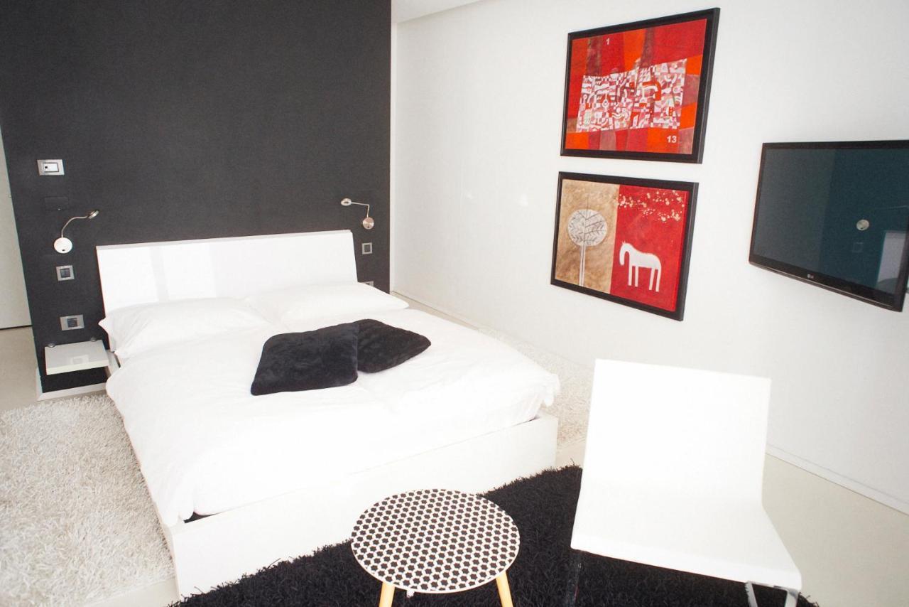 House Iaquin Hotell Dobrovo Eksteriør bilde